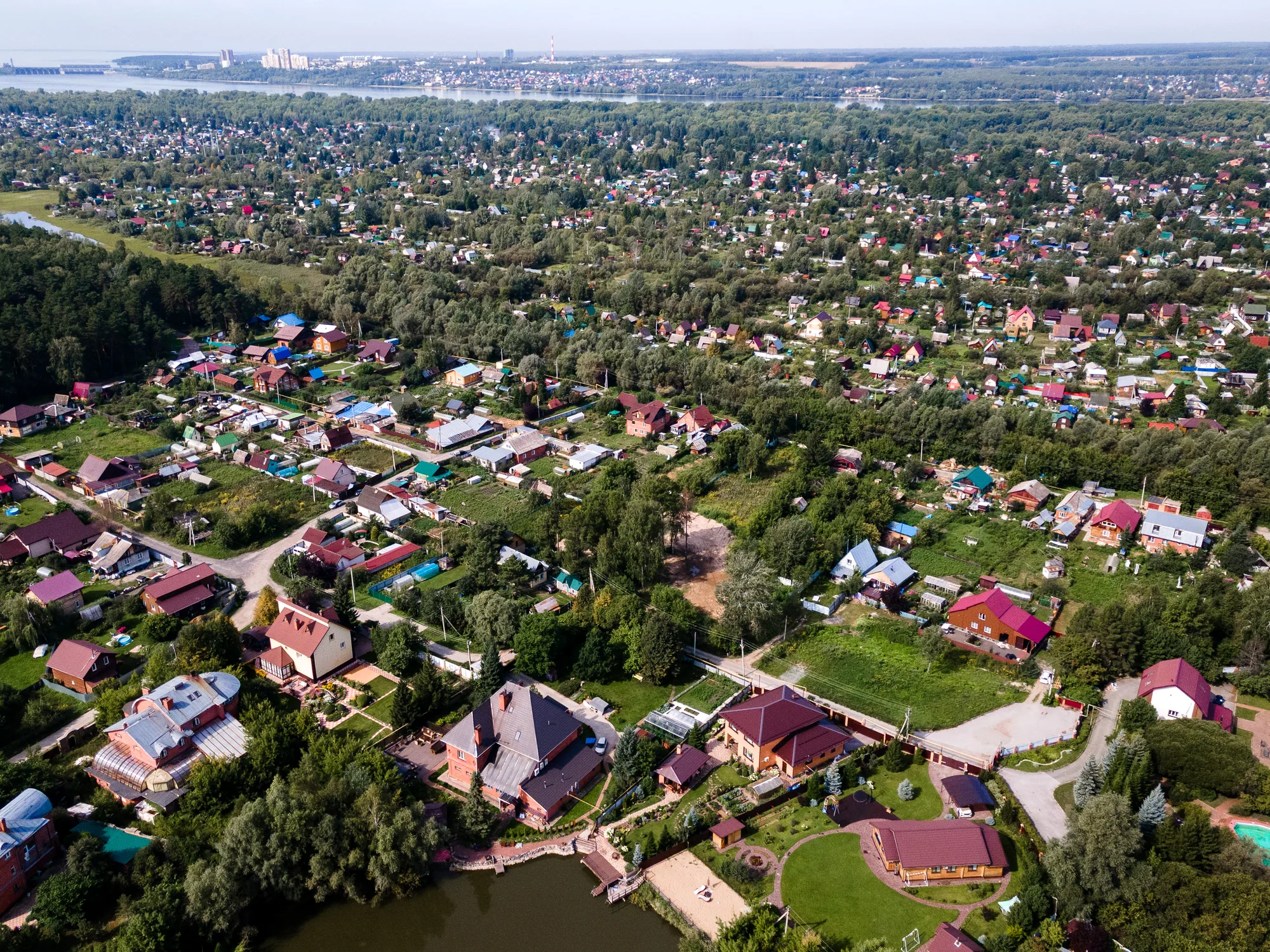 Посёлок целиком: бор с одной стороны, вода с другой